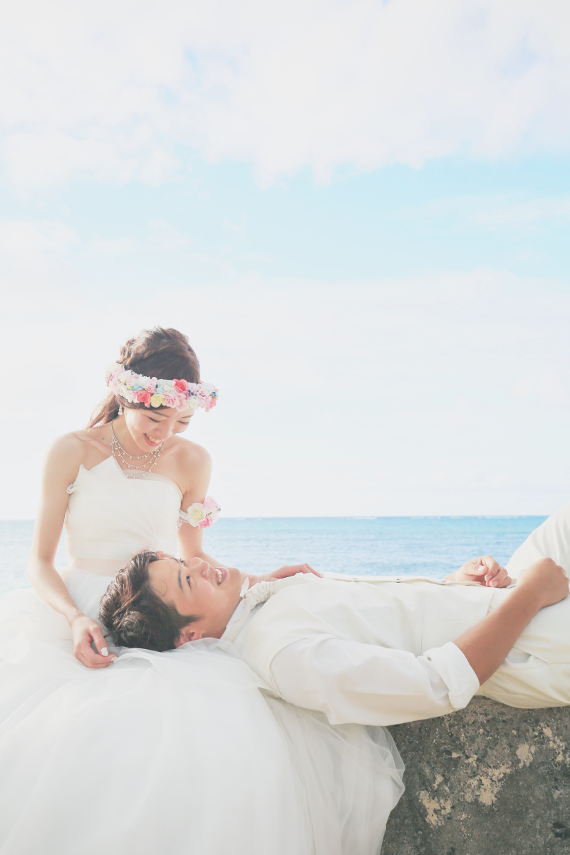 ビーチをバックにひざ枕