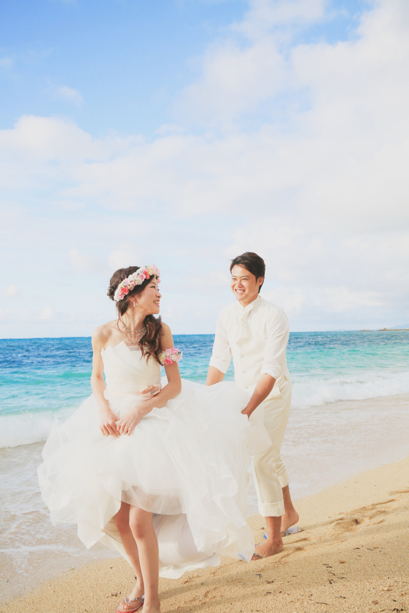 ドレスの裾を持って