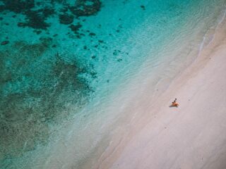 ドローン撮影では沖縄の大自然を感じさせるドラマチックな一枚に・・・