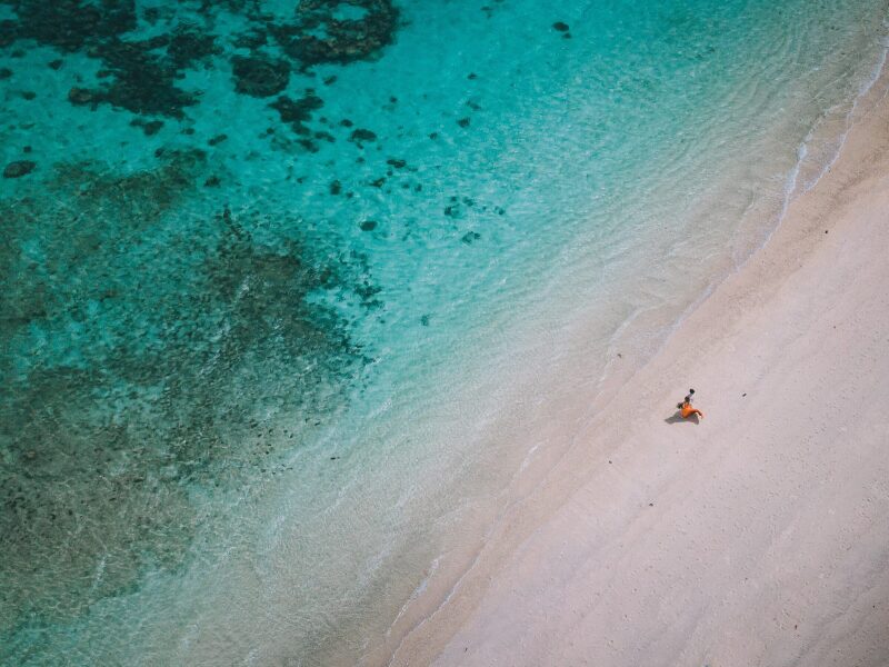 ドローン撮影では沖縄の大自然を感じさせるドラマチックな一枚に・・・