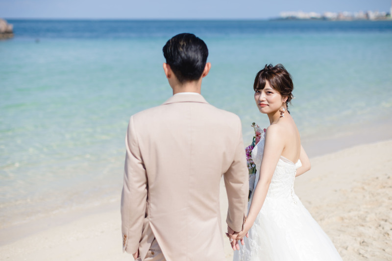 【洋装+私服撮影プラン】ビーチでドレス撮影の後に沖縄の海で私服撮影もお楽しみいただけます*データ230カット*