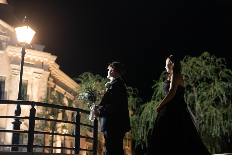 ライトに照らされて