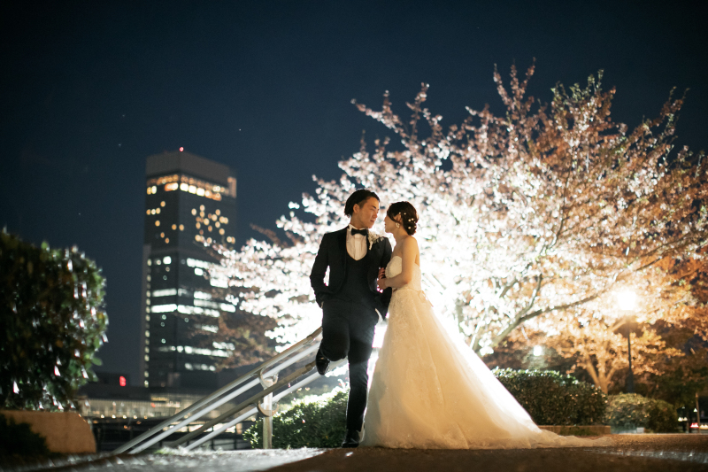 夜桜を背景に