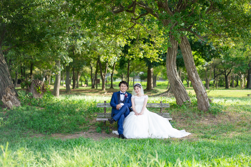 ベンチに座ったショットも