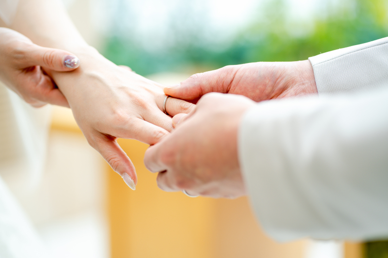 指輪のアップも