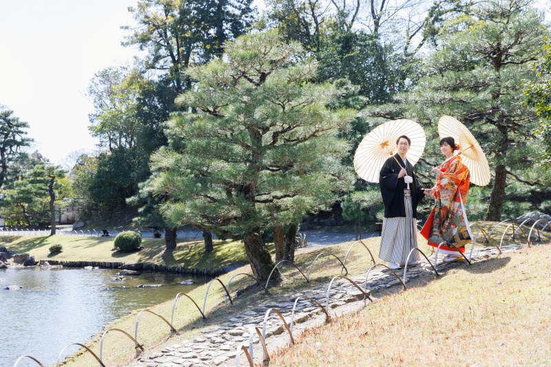 園内の池のほとりで撮影