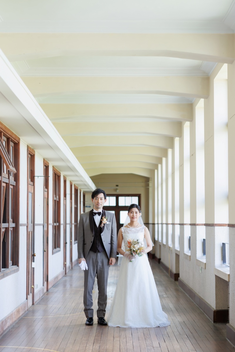 廊下での撮影も絵になるおふたり♪