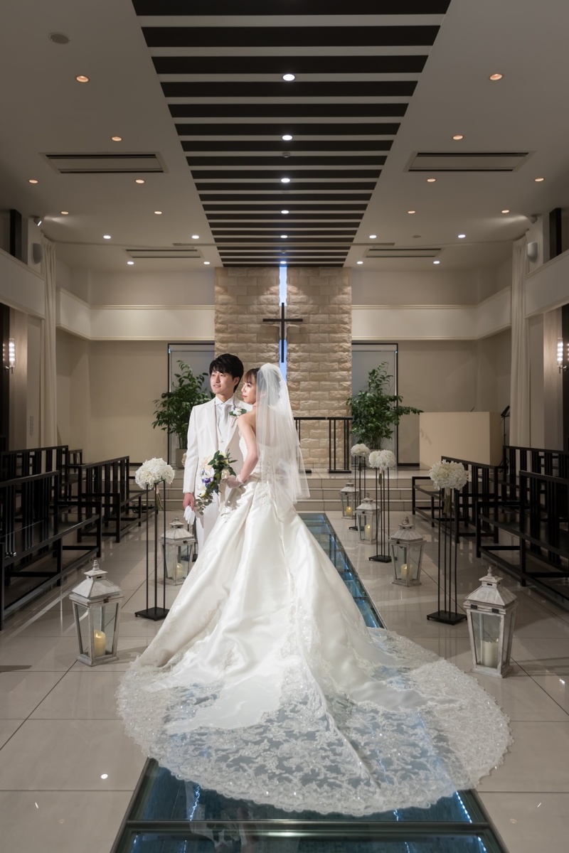 ガラスのバージンロードが印象的