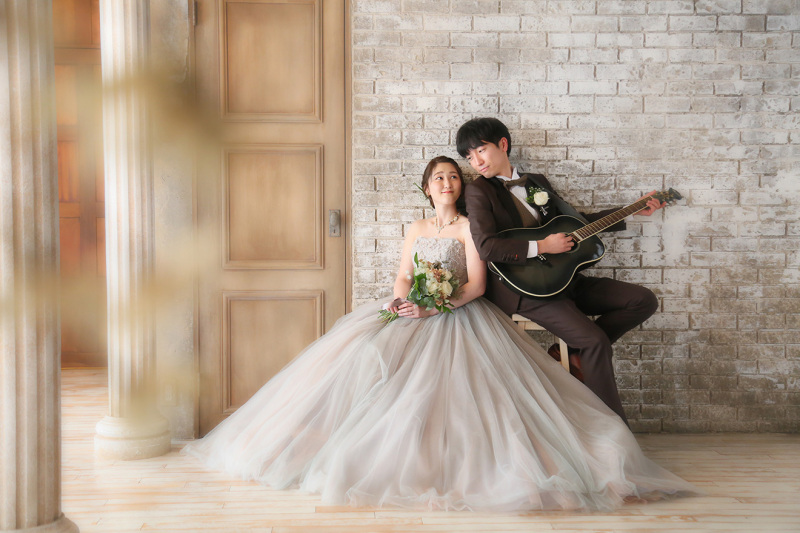 ギターを片手に演奏中？