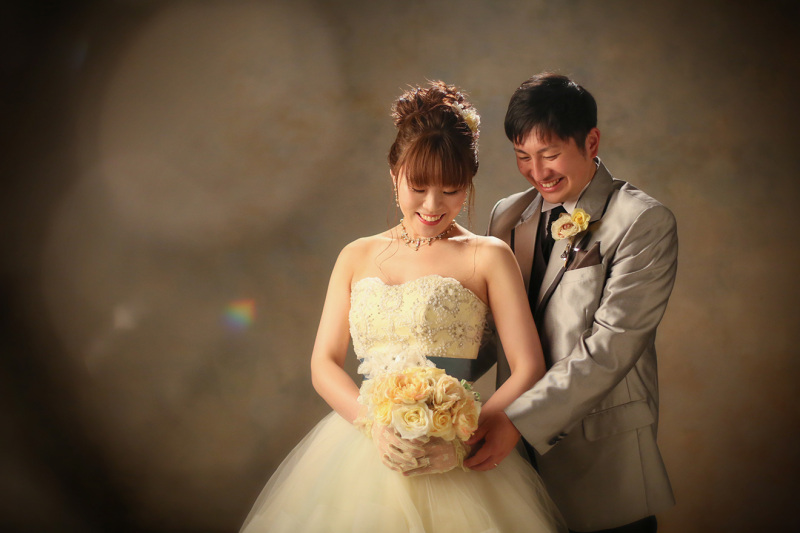 イエローのカラードレスで