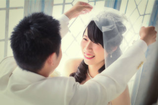 純白のウェディングドレスで