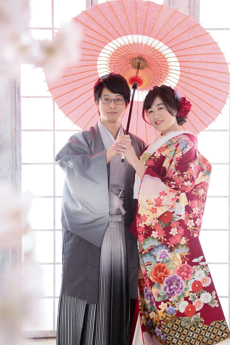 相合傘で手を取り合い仲睦まじく♪