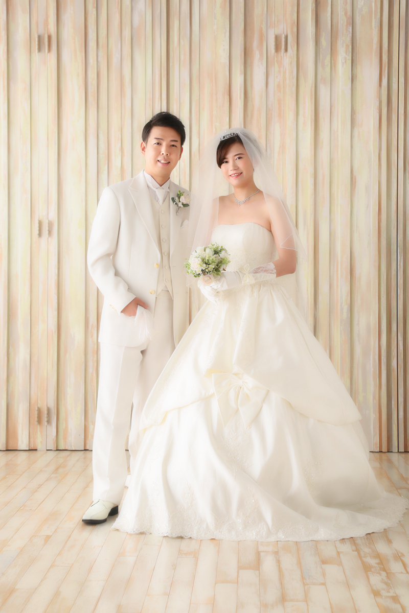 定番白ドレスで