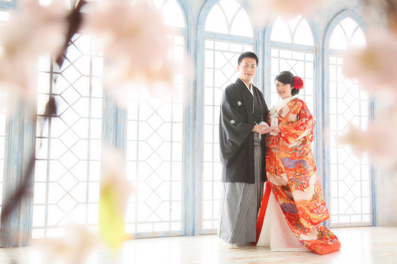 手を取り合って