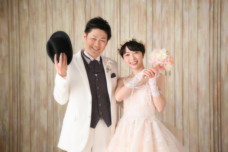 ハットとブーケを手に