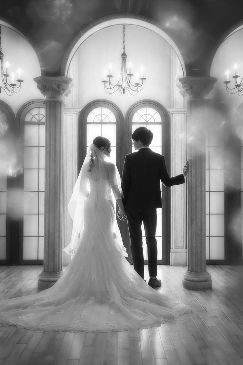 お二人のシルエットが際立つ、モノクロのカットも。