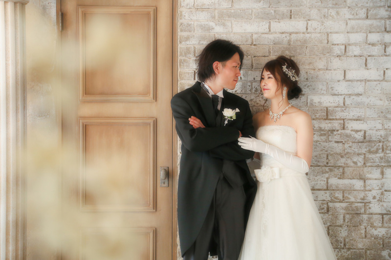 レンガを背景に