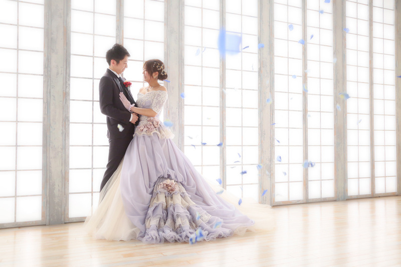 青い花びらを散らして…