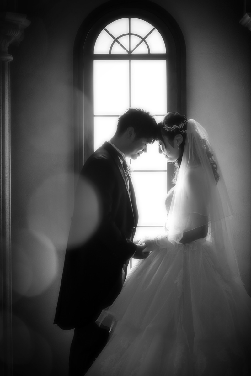 手を取り合って