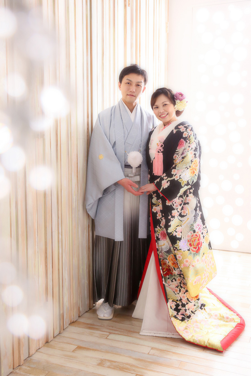 手を取り合って