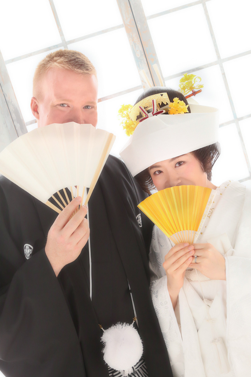 口元を隠しておちゃめな表情♡