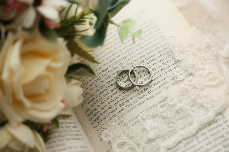 お二人の記念の指輪をオシャレに撮影！