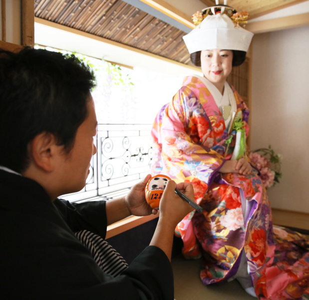 達磨に目を書き込んで♪