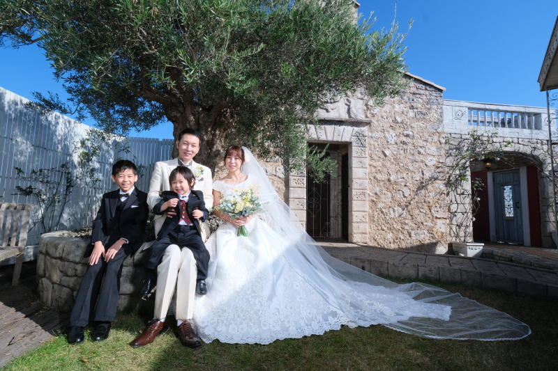 オリーブの樹の前での家族記念＊＊