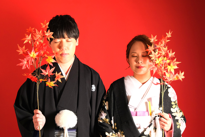 紅葉と赤い背景