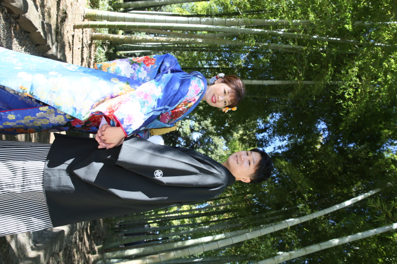 真っ直ぐに伸びる竹を背景にして♪