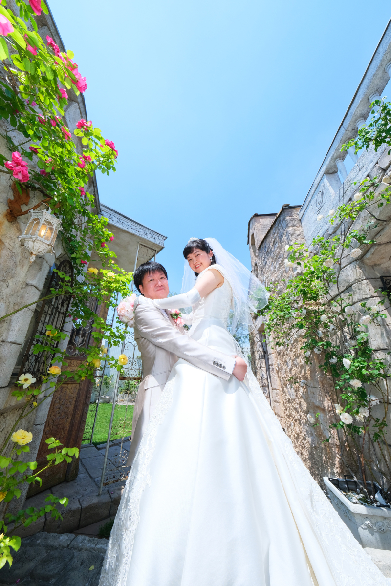 *たて抱っこもバラに囲まれて*