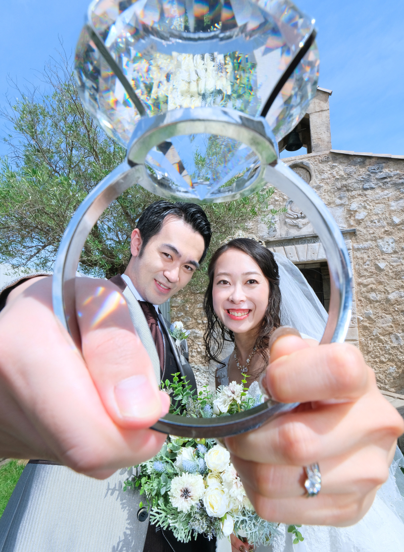 巨大ダイヤリングの中に