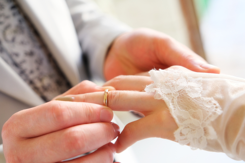 指輪交換シーン♡新郎から新婦へ
