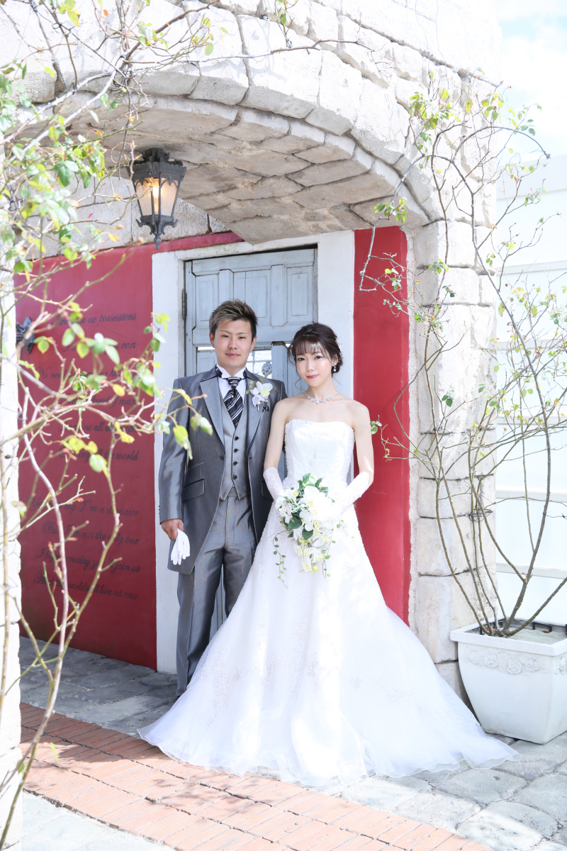 ＊赤い壁の前で＊