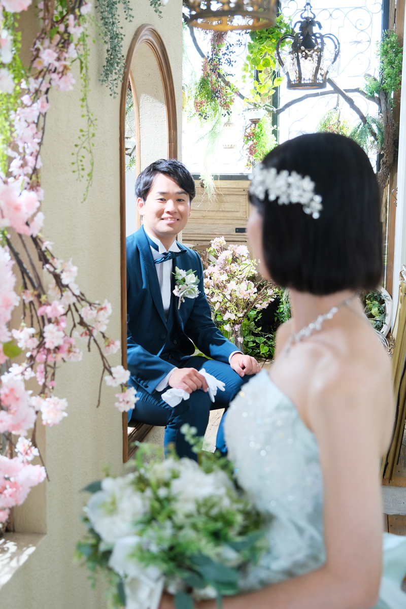 新婦を見つめる新郎