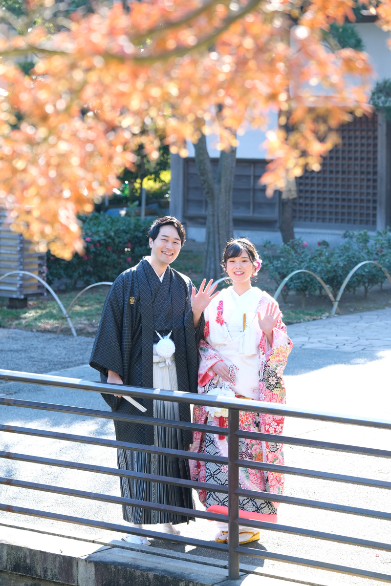 手を振るおふたり