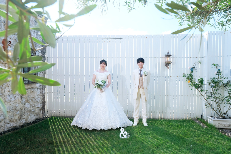 ＊白い壁と緑の芝のコントラスト＊