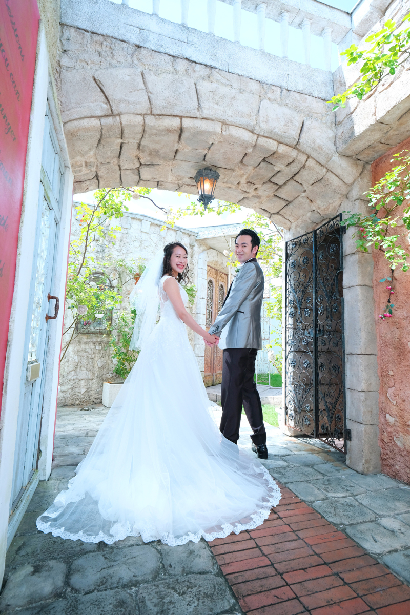 二人の後ろ姿振り向きショット