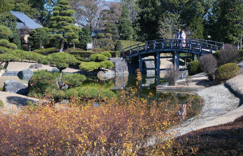 日本庭園全景〜大きな橋の上