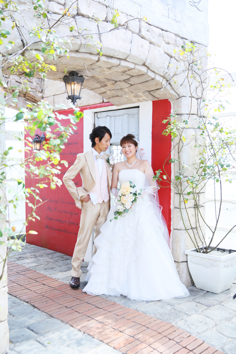 ＊小道と赤い壁が素敵な撮影スポット＊