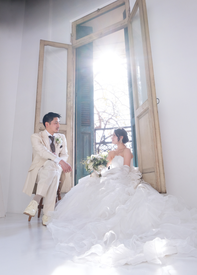 窓辺の二人に優しい日の光が差し込みます♪