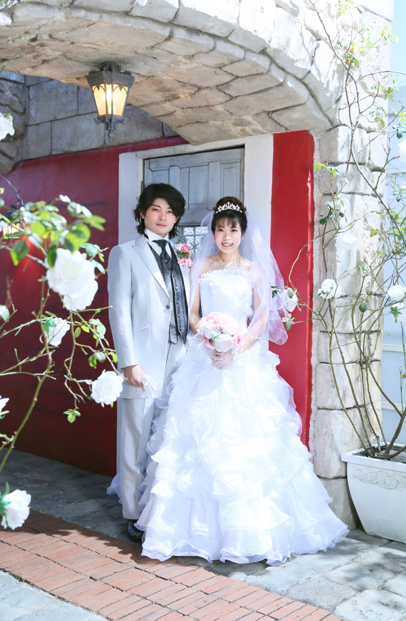 ＊白い薔薇と赤い壁と＊