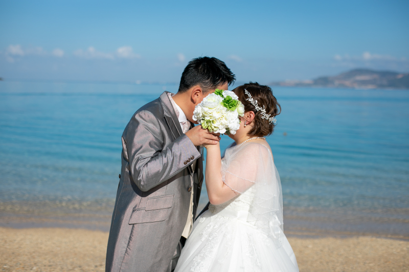 ブーケで顔を隠して