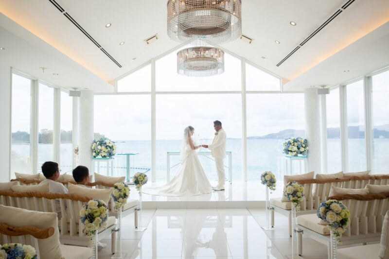 手を取り合って