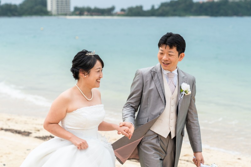 手と手を取り合って