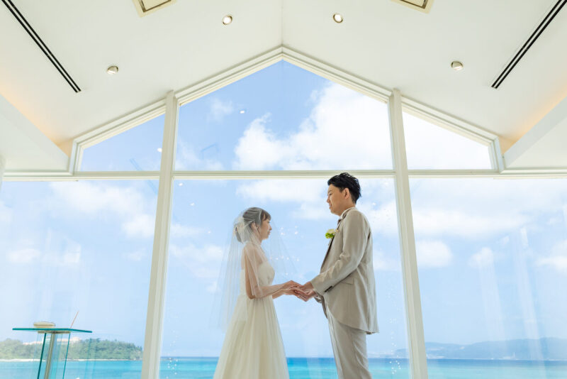 手を取り合って