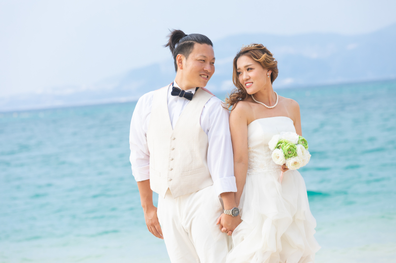 真っ青な空の下で