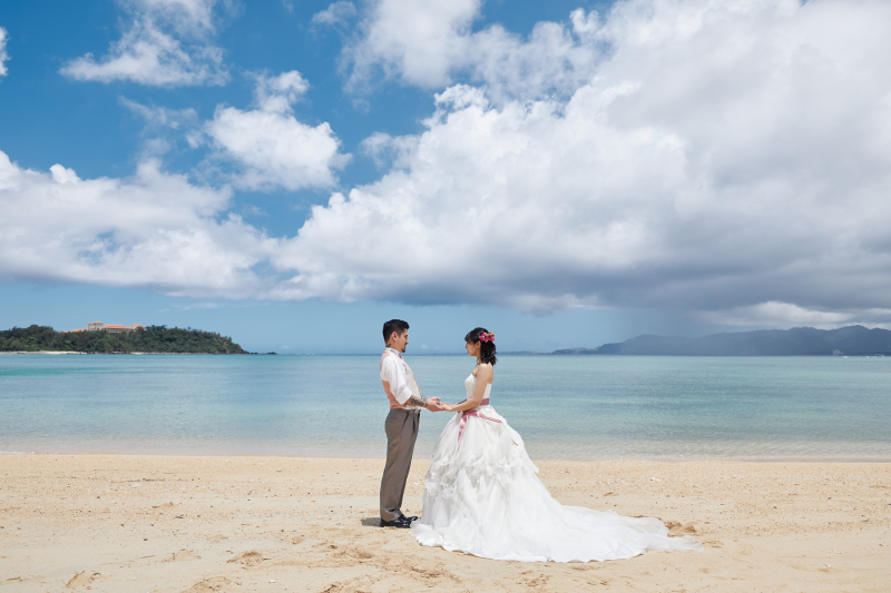 手をとりあって