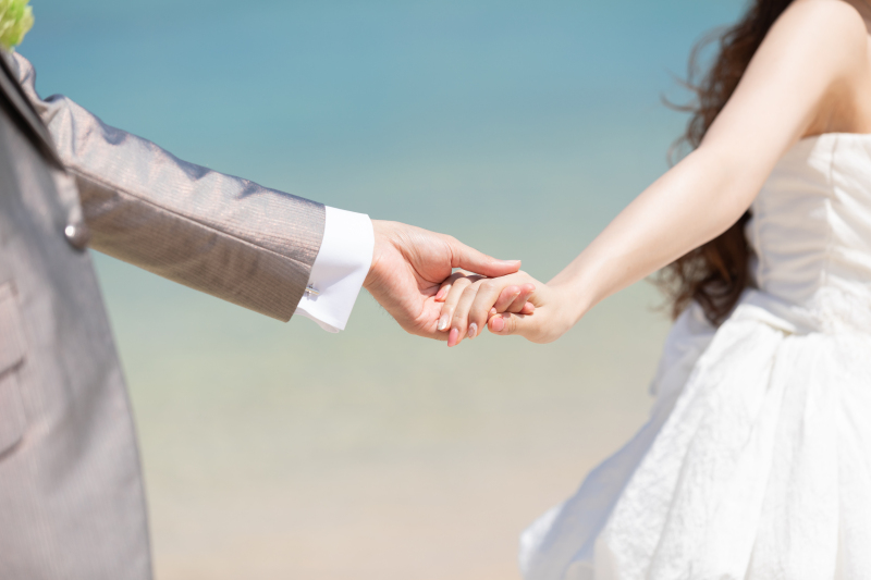 手を取り合って