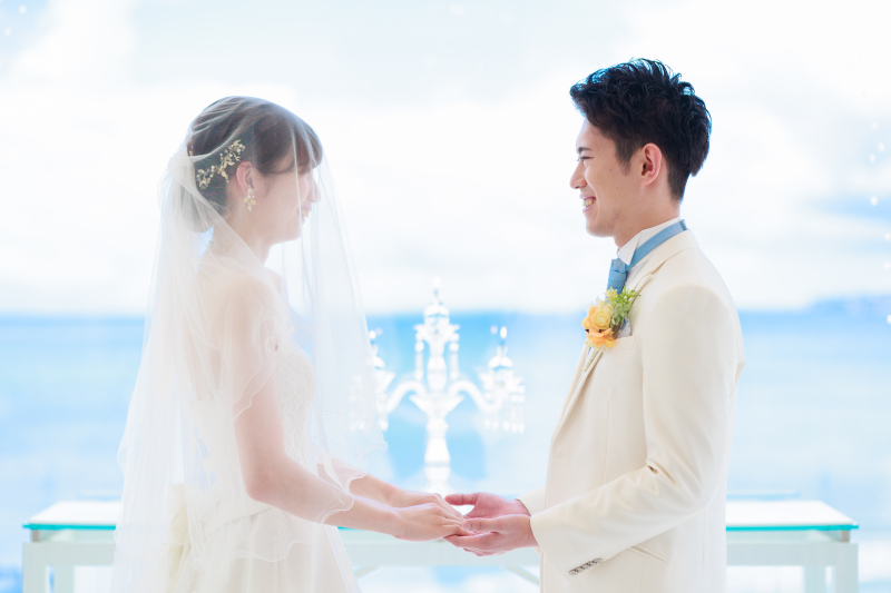 仲良く手を取り合って